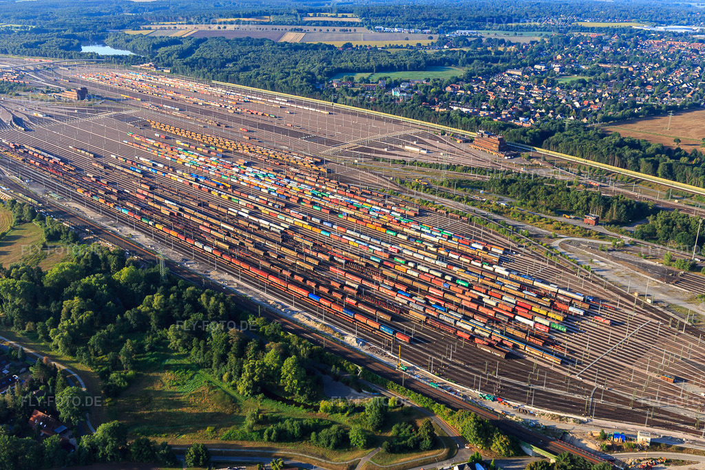 Luftbild: Schienen- und Gleisstrecken auf den Abstellgleisen und Rangierstrecken des Rangierbahnhofes und Güterbahnhofes Maschen der Deutschen Bahn im Ortsteil Maschen in Seevetal im Bundesland Niedersachsen in Deutschland. Foto: IMG_110290.jpg vom 18.08.2018 durch Werner Riehm/FLY-FOTO.de