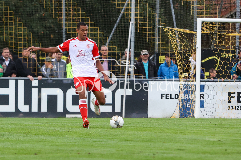 DJK Vilzing - FC Bayern Amateure | Tarek BUCHAMNN (FCB #36) am Ball / Freisteller / Einzelfoto