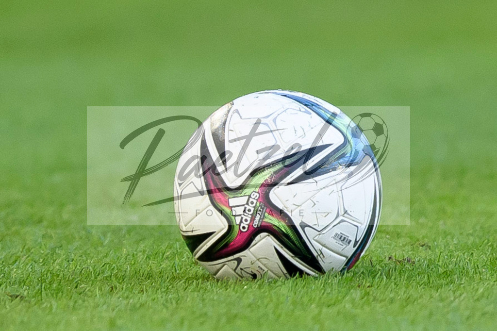 FCMFCK20210904_108 | Fussball, Herren: . Spielball beim Spiel der 3. Liga zwischen 1. FC Magdeburg und 1. FC Kaiserslautern in der MDCC-Arena am 04.09.2021 in Magdeburg, Deutschland.DFB / DFL REGULATIONS PROHIBIT ANY USE OF PHOTOGRAPHS AS IMAGE SEQUENCES AND/OR QUASI-VIDEO. - Realisiert mit Pictrs.com