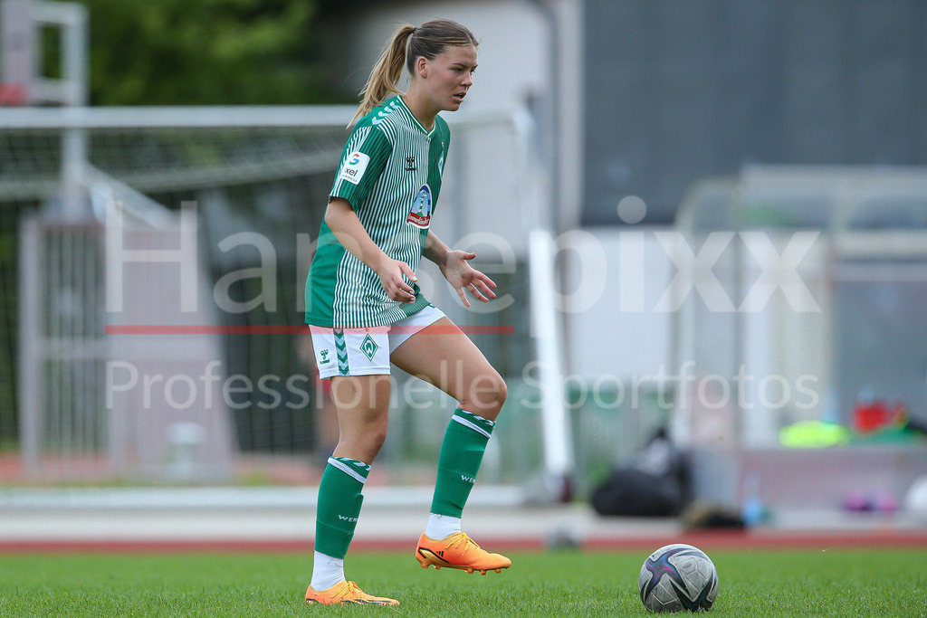 Fussball, Testspiel Frauen, SV Henstedt-Ulzburg - SV Werder Bremen | v.li.: Juliane Wirtz (SV Werder Bremen, 28) Freisteller, Einzelbild, Ganzkörper, Aktion, Action, Spielszene