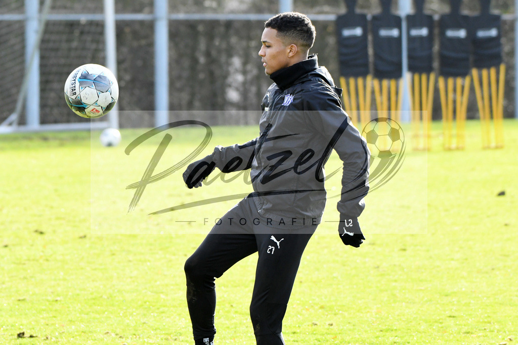 20200215_TRAOSN_0051 | Fussball, Herren: Felix Agu (VfL Osnabrueck) in Aktion, am Ball, Einzelaktion waehrend der Trainingseinheit des VfL Osnabrueck im Sportpark Illoshoehe am 15.02.2020 in Osnabrueck, Deutschland. - Realisiert mit Pictrs.com