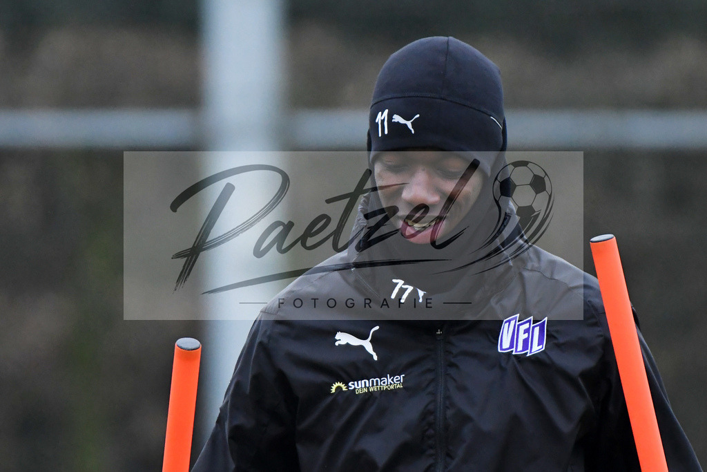20200125_TRAOSN_0058 | Fußball, Herren: Assan Ceesay (VfL Osnabrück) schaut beim Training des VfL Osnabrück am 25.01.2020 im Sportpark Illoshöhe in Osnabrück, Deutschland.(Foto von Nico Paetzel) - Realisiert mit Pictrs.com