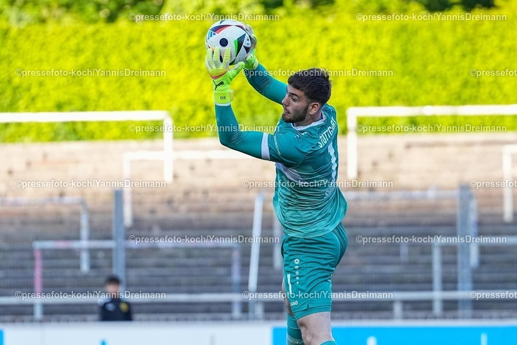 xYDR09052501095 | 09.05.2025, xydrx, Fußball, Borussia Dortmund II - VFB Stuttgart II, 3.Liga, Stadion Rote Erde, Saison 2024 2025: Dennis Seimen (VFB Stuttgart II #1) fängt den Ball DFB regulations prohibit any use of photographs as image sequences and or quasi-video.