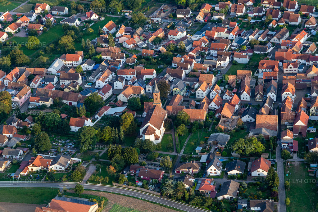 Luftbild: Pfarrkirche St. Ulrich, Kapsweyer in Kapsweyer im Bundesland Rheinland-Pfalz in Deutschland. Foto: IMG_129379.jpg vom 12.09.2021 durch Werner Riehm/FLY-FOTO.de