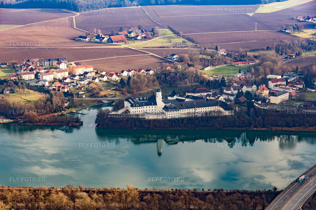 Vue aérienne: Terrain de la prison Suben sur les rives de l'Auberge à Suben dans le département Haute-Autriche, L'Autriche. Photo: IMG_096063.jpg prise le 29/12/2016 par Werner Riehm/FLY-FOTO.eu – Résolution de l'original: 5472 x 3648 px