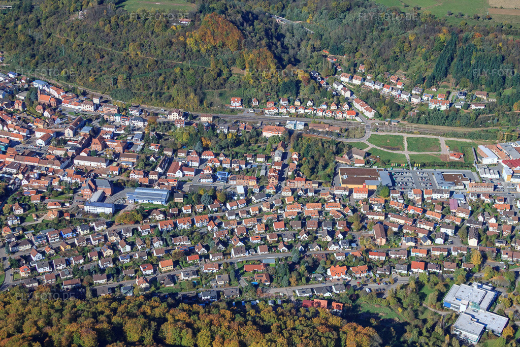 Luftbild: Landauer Straße mit WASGAU Frischemarkt Annweiler in Annweiler am Trifels im Bundesland Rheinland-Pfalz in Deutschland. Foto: IMG_34626.jpg vom 26.10.2010 durch Werner Riehm/FLY-FOTO.deAuflösung des Originals: 4752 x 3168 pxWASGAU Frischemarkt Annweiler