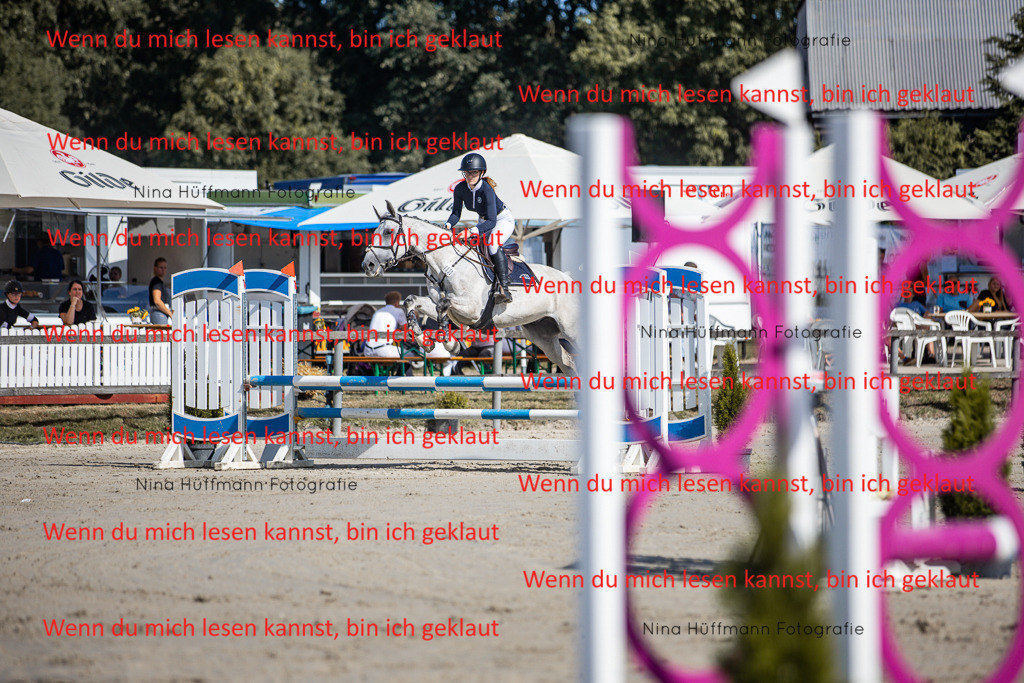 BK1A7054 | Turnierbilder Turnierfotos Nina Hüffmann Turnierfotografie Pferdefotografie Tierzeichnung Haustierzeichnung Pferdezeichnung Hundezeichnung Videograf  - Realisiert mit Pictrs.com