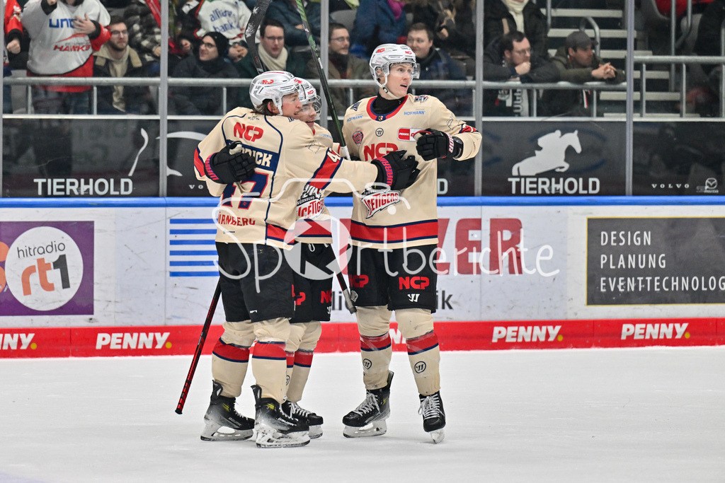 Augsburger Panther - Nürnberg Ice Tigers | Jubel nach dem Ausgleich zum 3-3 durch Jeremy McKENNA (Nürnberg Ice Tigers #91) / Tor / Treffer / Feude Happy / Torschuetze / DEL: Augsburger Panther - Nuernberg Ice Tigers, Curt Frenzel Stadion am 03.01.2025