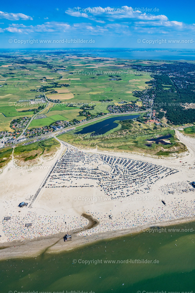 St. Peter_Ording_ELS_0499130822 | SANKT PETER-ORDING 13.08.2022 Küsten- Landschaft am Sandstrand der Badestelle Ording Nord im Ortsteil St. Peter-Ording in Sankt Peter-Ording im Bundesland Schleswig-Holstein, Deutschland. Am Strand vor St. Peter- Ording ist in den Monaten März bis Ende Oktober das Strand- Parken gegen Gebühr erlaubt. Strandparkplatz am Weststrand. // Coastal landscape on the sandy beach of the bathing area Ording Nord in the district St Peter-Ording in Sankt Peter-Ording in the state Schleswig-Holstein, Germany. Foto: Martin Elsen