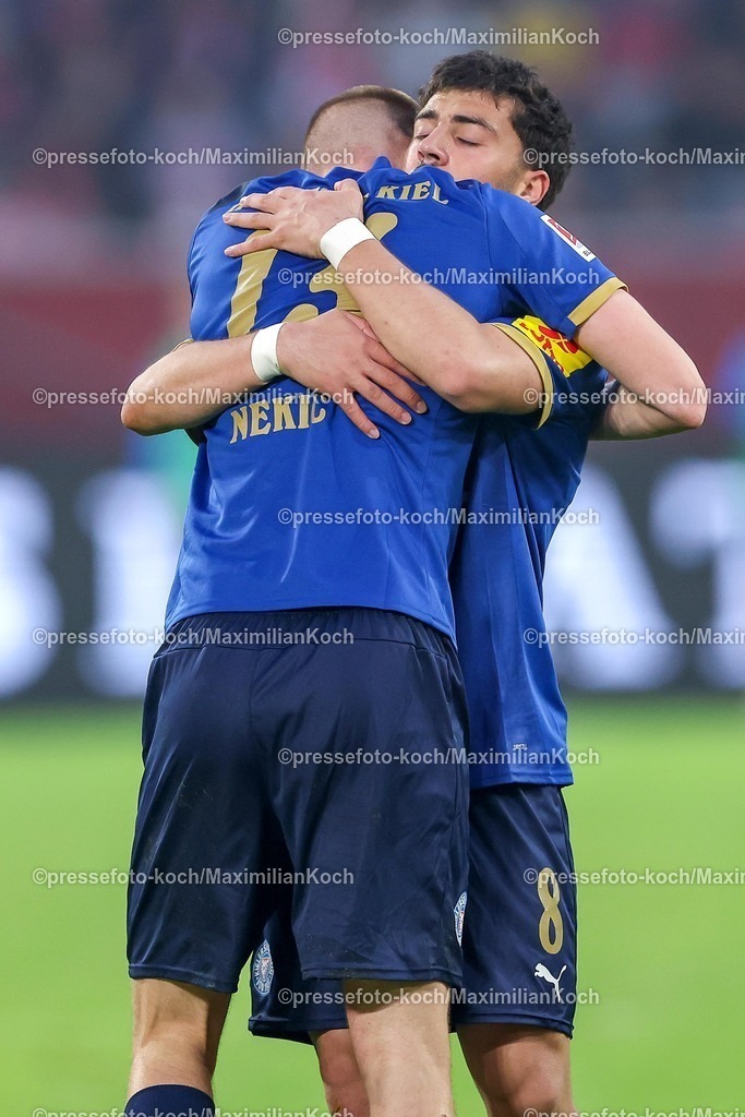F9510042601108 | 10.04.2026, Fußball, Fortuna Düsseldorf - Holstein Kiel, 2. Fußball Bundesliga, Herren, Merkur Spiel-Arena, 29. Spieltag, Saison 2025 2026: Torjubel nach dem Tor zum 2:1 durch Torschütze Ivan Nekic&nbsp; (Holstein Kiel #13)  zusammen mit  Umut Tohumcu&nbsp; (Holstein Kiel #08)  DFB regulations prohibit any use of photographs as image sequences and or quasi-video.