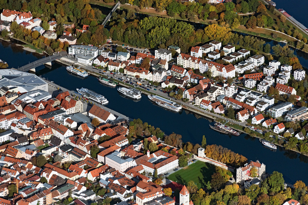 dr__0038722.jpg | REGENSBURG 23.10.2023 Stadtzentrum im Innenstadtbereich am Ufer des Flußverlaufes Donau an der Straße Donaulände in Regensburg im Bundesland Bayern, Deutschland. // City center in the downtown area on the banks of river course Danube on street Donaulaende in Regensburg in the state Bavaria, Germany. Foto: Daniel Reiter