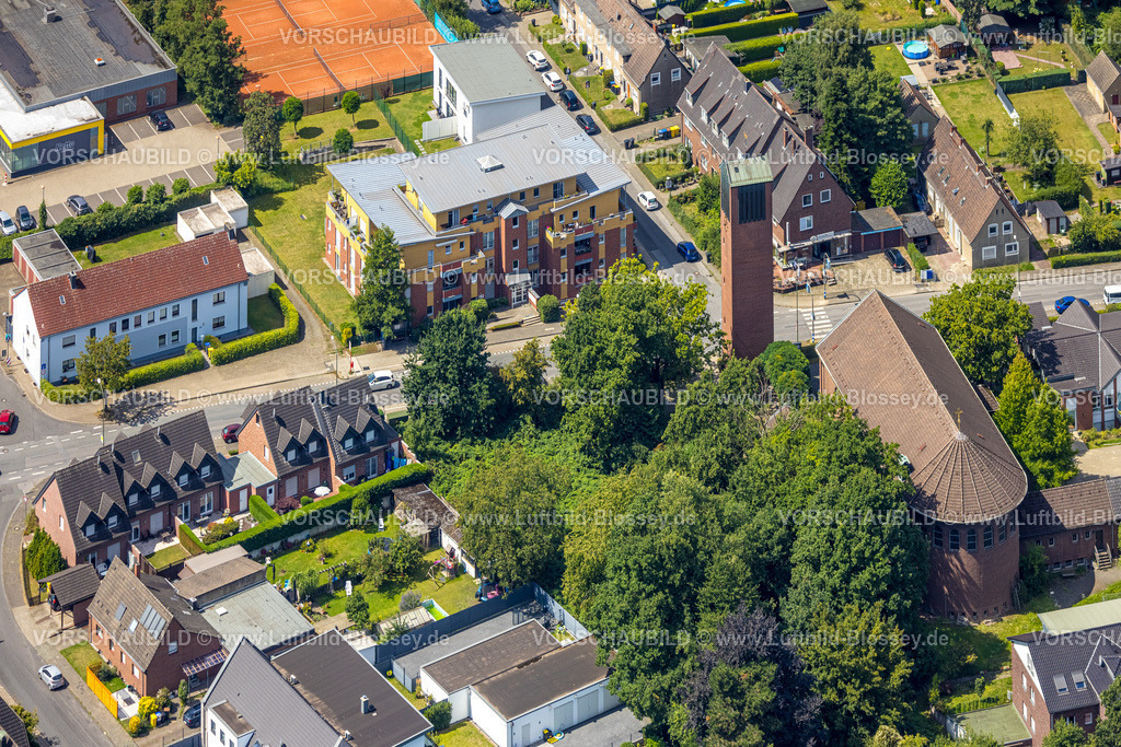 Bottrop250802322 | Luftbild, kath. Kindertageseinrichtung St. Bonifatius Kindergarten Kita und Kirche St. Bonifatius, Fuhlenbrock, Bottrop, Ruhrgebiet, Nordrhein-Westfalen, Deutschland