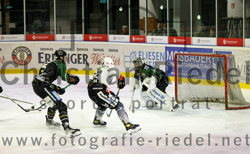 2022-11-04_113_Eishockey_TSV_Erding_gegen_TSV_Peissenberg | Erding, Deutschland, 04.11.2022:
Eishockey, Bayernliga 2022 / 2023, 10. Spieltag, TSV Erding gegen TSV Peißenberg, Endergebnis: 4:3

Florian Zimmermann (Erding Gladiators, #5), Torwart Christoph Schedlbauer (Erding Gladiators, #31)

Foto: Christian Riedel / fotografie-riedel.net
