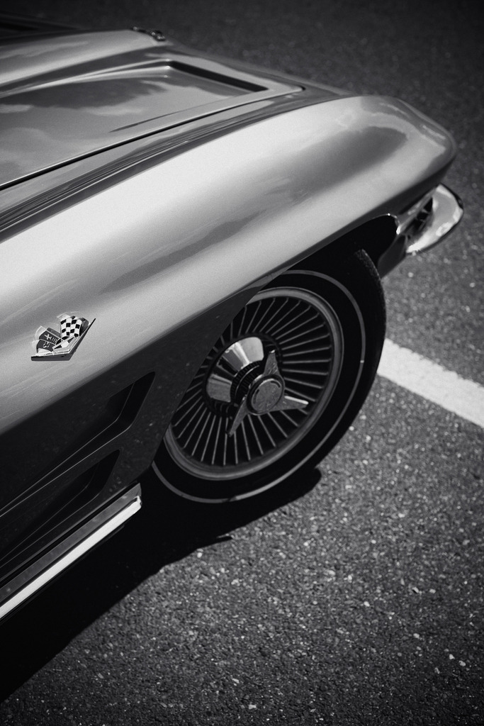 Automobilklassiger Chevrolet Corvette | Klassisches Schwarz-Weiß Motiv des ikonischen Sportwagens, einer Chevrolet Corvette Stingray. Ein markantes Erscheinungsbild des Big-Block-Monsters aus den USA. Ein hochwertiges und stilvolles Wandbild in brillanter Druckqualität auf Acrylglas, Alu-Dibond, Leinwand und vielen weiteren Wandprodukten, ist perfekt geeignet auch für Ihr Ambiente. - Realisiert mit Pictrs.com