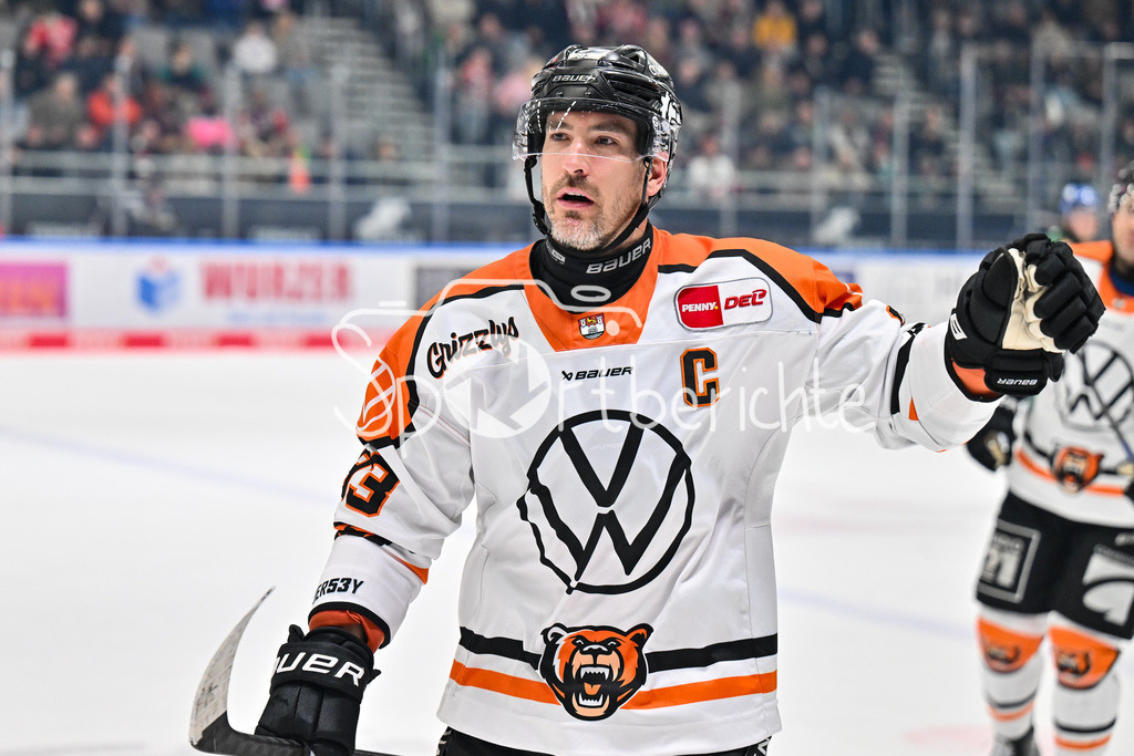 Augsburger Panther - Grizzlys Wolfsburg | AUGSBURG, GERMANY - 15. MARCH: Jubel der Gäste nach dem Treffer zum 1-4 durch Spencer MACHACEK (Grizzlys Wolfsburg 93) Tor / Torschuetze / Freude / Happy während dem Match zwischen den Augsburger Panthern und den Grizzlys Wolfsburg am 52. Spieltag der Penny DEL im Curt Frenzel Stadion