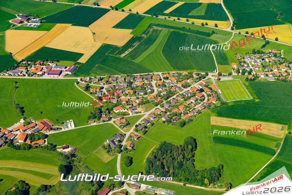 Aktuelles Luftbild von Kay Tittmoning - Die Luftaufnahme wurde 2022 mittels UL-Flugzeug erstellt ( keine Drohne ) - hochauflösende Kamera-Systeme von  Canon -Beste Qualität - Für grossformatige Ausdrucke geeignet. Die Geschenkidee !