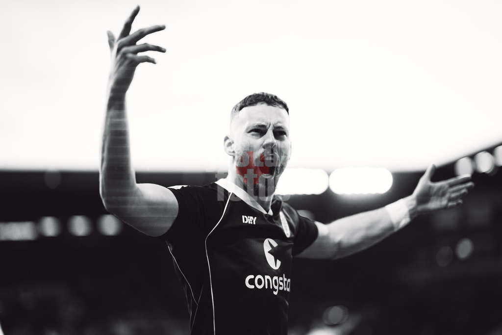 Fußball | Männer | Saison 2023/2024 | 2. Fußball-Bundesliga | 31. Spieltag | FC St. Pauli vs. FC Hansa Rostock | 26.04.2024 | Carlo Boukhalfa (#16, FC St. Pauli) feuert die Fans an