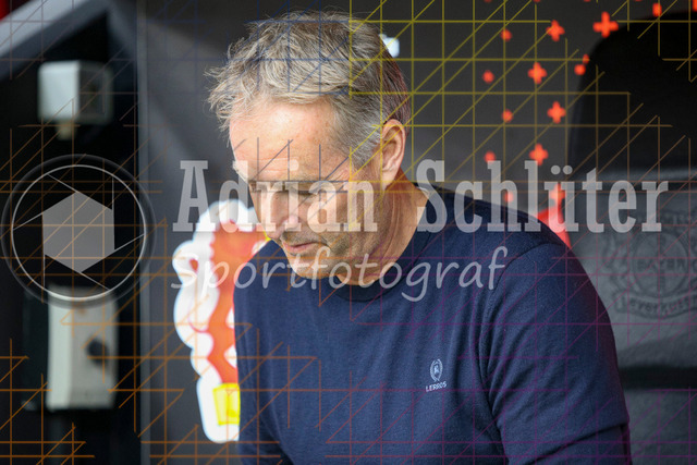 Bayer 04 Leverkusen vs Borussia Mönchengladbach - Bundesliga  | Leverkusen, Deutschland, 21.09.25:   Trainer Kasper Hjulmand (Bayer 04 Leverkusen) schaut waehrend des Spiels der Bundesliga zwischen  Bayer 04 Leverkusen vs Borussia Mönchengladbach in der BayArena(Foto von Brauer-Fotoagentur / Adrian Schlueter)