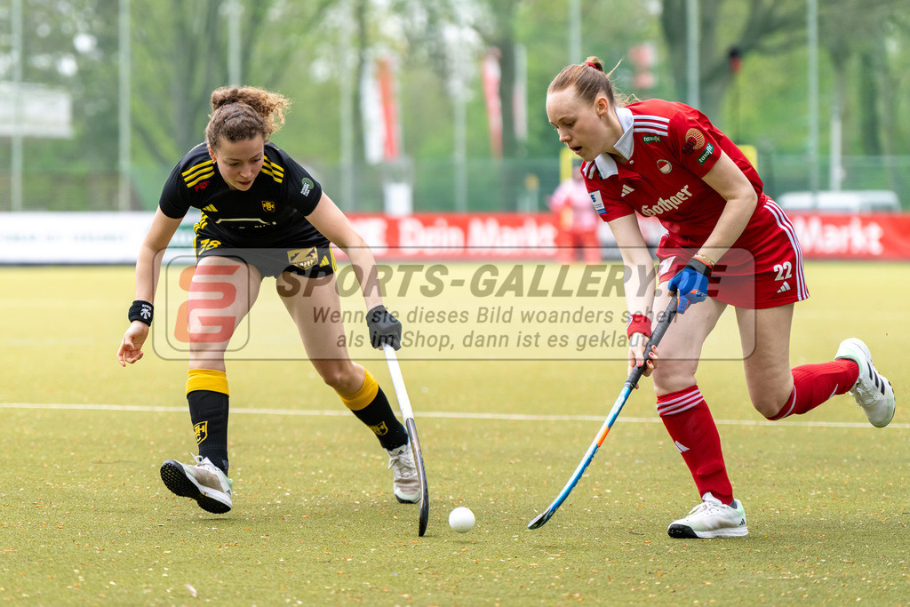 HK_20240407_100118 | 1. Bundesliga Hockey Damen Rot-Weiss Köln - Harvestehuder THC am 7.4.2024 Rot-Weiss Köln, Köln , Marisa Martin Pelegrina ( Harvestehuder THC #38 ) , Antonia Lonnes ( Rot-Weiss Köln #22 )