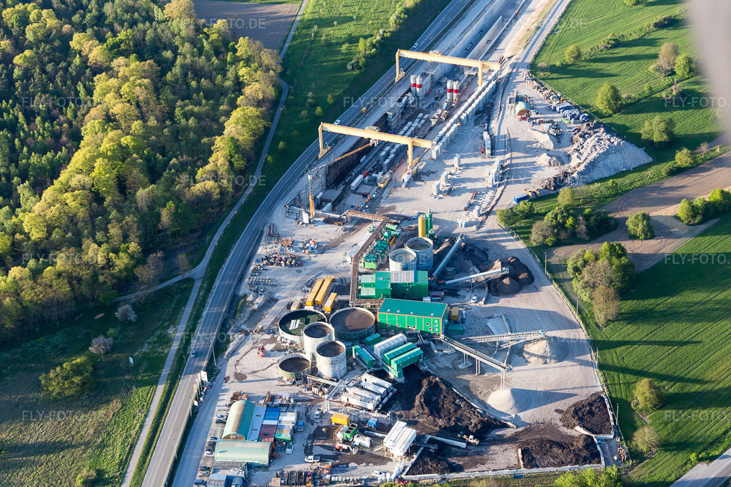 Luftbild: Baustelle mit Tunnelführungsarbeiten für die Streckenführung und den Verlauf der ICE Neubaustrecke Karlsruhe-Basel in Ötigheim im Bundesland Baden-Württemberg in Deutschland. Foto: IMG_099221.jpg vom 23.04.2017 durch Werner Riehm/FLY-FOTO.de