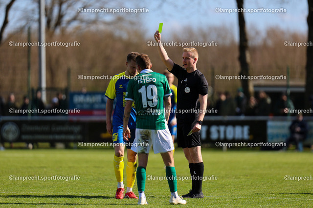 Fußball I Herren I Saison 2025-2026 I SHFV-Lotto-Pokal I Halbfinale I SV Todesfelde - VfB Lübeck 106 | v.l. Janek Sternberg (37, SV Todesfelde), Fabian Istefo (19, VfB Lübeck), Jannek Hansen (Schiedsrichter) - Realisiert mit Pictrs.com