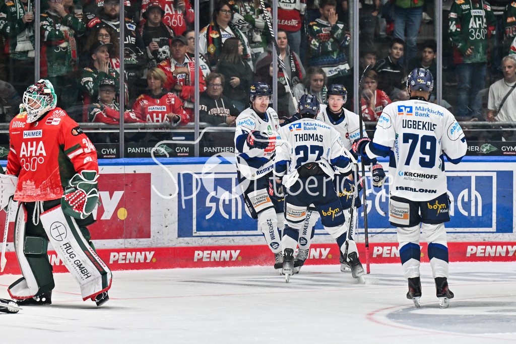 Augsburger Panther - Iserlohn Roosters | Jubel der Roosters nach dem Treffer zum 1-1 durch Julian NAPRAVNIK (Iserlohn Roosters 75) / Tor / Torschuetze / Freude / Happy / Penny DEL: Augsburger Panther - Iserlohn Roosters; Curt Frenzel Stadion am 21.09.2025