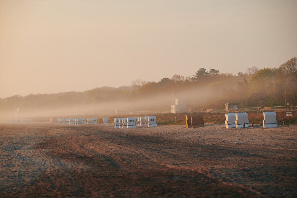 CS-240427-0931-2 | Nebelschwaden im Morgengrauen am Strand von Boltenhagen