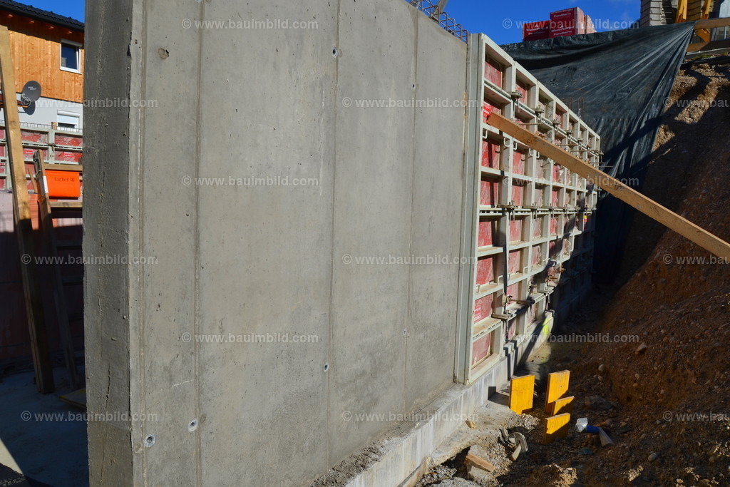Ausschalen Betonwand | Betonierte Wand mit und ohne Wandschalung 