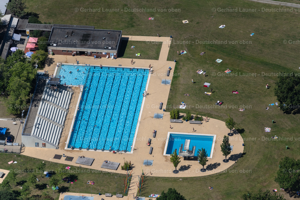 4036158 | BRAUNSCHWEIG 31.07.2020 Offenes Schwimmbecken des Freibades Raffteich an der Straße Madamenweg im Ortsteil Weststadt in Braunschweig im Bundesland Niedersachsen, Deutschland. Weiterführende Informationen bei: Stadtbad Braunschweig Sport und Freizeit GmbH. // Swimming pool of the Raffteich on street Madamenweg in the district Weststadt in Brunswick in the state Lower Saxony, Germany. Further information at: Stadtbad Braunschweig Sport und Freizeit GmbH. Foto: Gerhard Launer