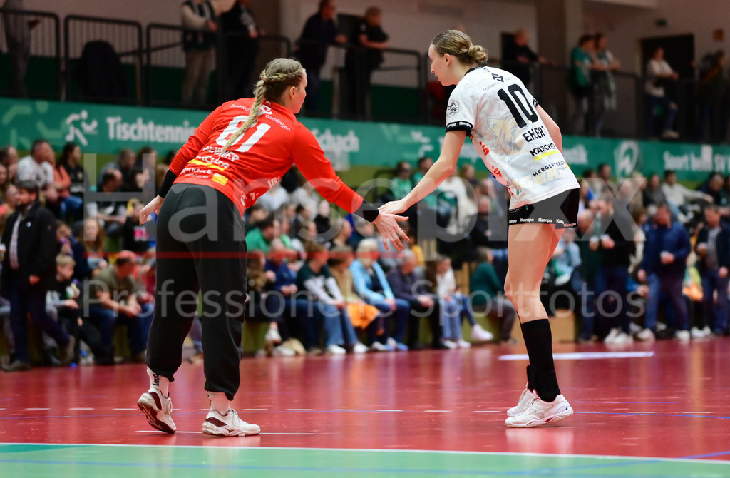 Handball, 2. Bundesliga Frauen, SV Werder Bremen - VfL Waiblingen | v.li.: Celina Meißner (Torhüterin, Torwart, VfL Waiblingen, 61) und Matilda Ehlert (VfL Waiblingen, 10) klatschen ab