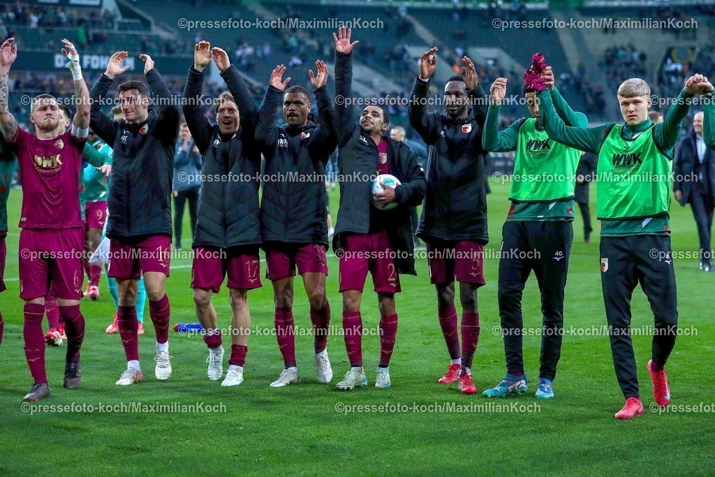 BMG21022501091 | 22.02.2025, Fußball, Borussia Mönchengladbach - FC Augsburg, 1. Fußball Bundesliga, Borussia-Park, Saison 2024 2025: Abschlussjubel nach dem 3:0 Sieg der Augsburger. Die Mannschaft steht jubelnd vor den FansDFB regulations prohibit any use of photographs as image sequences and or quasi-video.