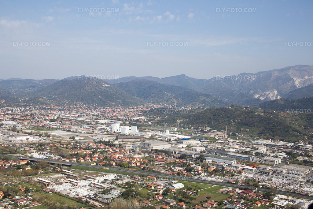 Aerial view: View of the town in Avenza in the state Tuscany, Italy.Photo: IMG_087184.jpg taken on 04/04/2016 by Werner Riehm/FLY-FOTO.comResolution of the original: 5472 x 3648 px