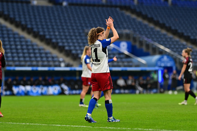 Fußball I Frauen I Saison 2025-2026 I Bundesliga I 10. Spieltag I Hamburger SV - 1. FC Nürnberg I 44588 | Jubel, Begeisterung, Enthusiasmus, Euphorie, Freude, Glücksgefühl, Heiterkeit bei: Melanie Brunnthaler (11, Hamburger SV) - Realisiert mit Pictrs.com