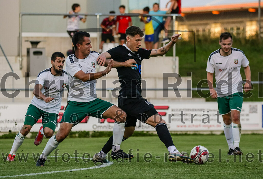 2023-08-18_095_FC_Schwaig_gegen_TSV_Kastl | Oberding, Deutschland, 18.08.2023:
Fußball, Landesliga Südost 2023 / 2024, 7. Spieltag, FC Schwaig gegen TSV Kastl, Endergebnis: 2:2

Vincent Sommer (FC Schwaig, #10), Pascal Linhart (TSV Kastl, #16)

Foto: Christian Riedel / fotografie-riedel.net