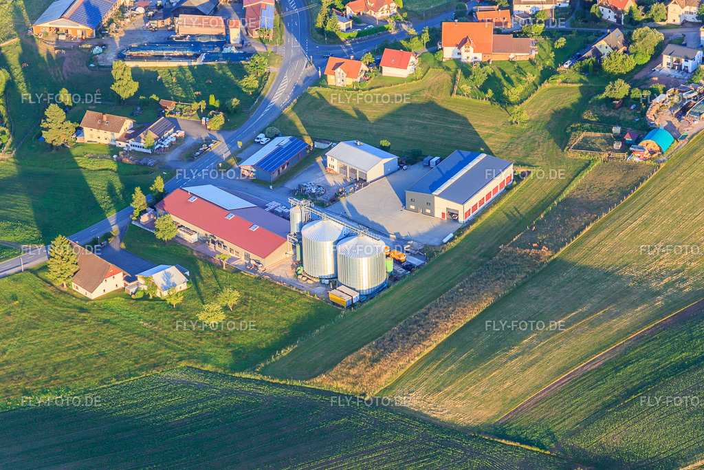 Schwarzwaldbriketts best:Pellets und Rund um Kaffee Rainer Scheck GmbH & Co. KG http://schwarzwaldbriketts.de/ http://www.rundumkaffee.com/ | Luftbild: Schwarzwaldbriketts best:Pellets und Rund um Kaffee Rainer Scheck GmbH & Co. KG http://schwarzwaldbriketts.de/ http://www.rundumkaffee.com/ im Ortsteil Weiler in Königsfeld im Bundesland Baden-Württemberg in Deutschland. Foto: IMG_148716.jpg vom 27.06.2025 durch ©2025 Werner Riehm fly-foto.de/copyright - Realisiert mit Pictrs.com