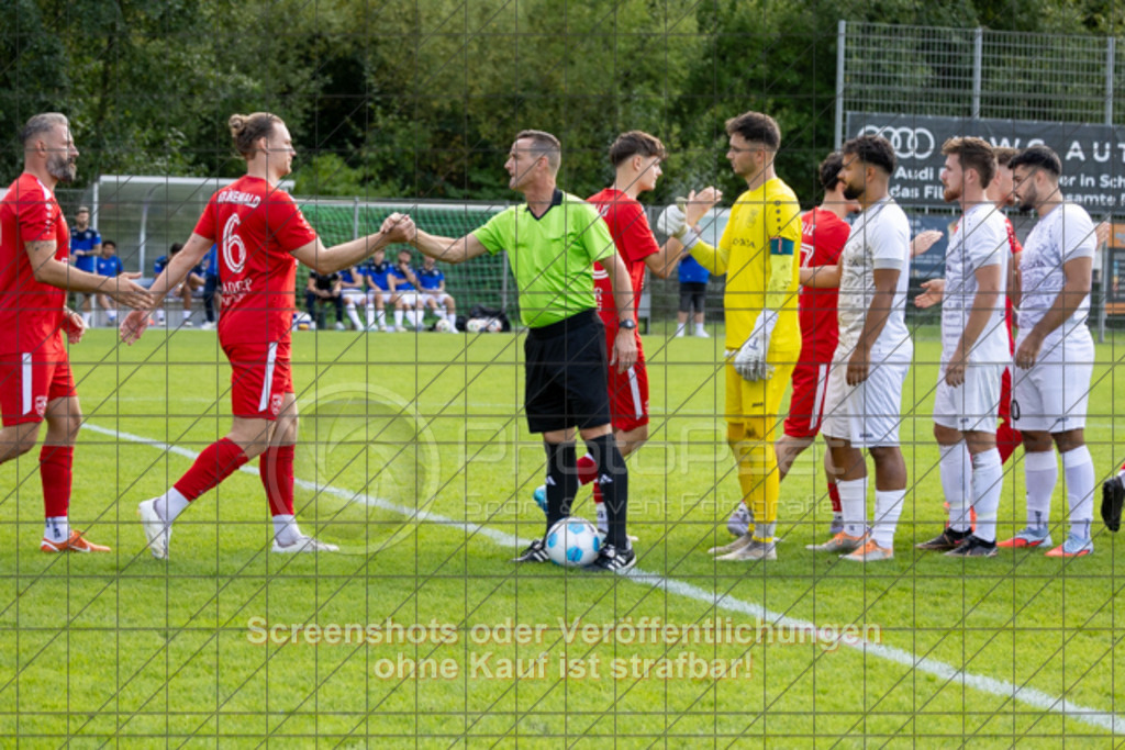 20250831_150124_0079 | #,TSG Salach (weiß) vs. SV Ebersbach (rot), Fußball, Bezirksliga - Bezirk Neckar/Fils, 02. Spieltag, Saison 2025/2026, Rasensportplatz, Staufenecker Straße, 73084 Salach, 31.08.2025 - 15:00 Uhr,Foto: PhotoPeet-Sportfotografie/Peter Harich
