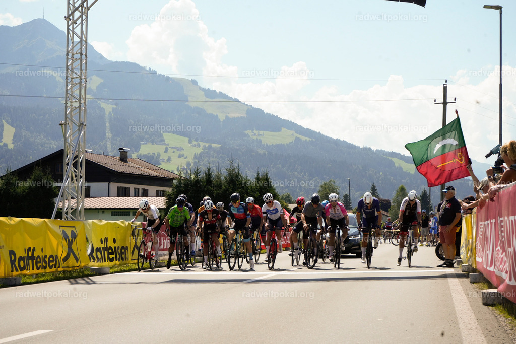 192_20230817_Bewerb_Maenner_Muehlanger | AUT - OESTERREICH, 2023-08-16: SPORT RENNRAD-FAHREN - 55. INTERNATIONALER RADWELTPOKAL IN ST. JOHANN IN TIROL  - Vintage-Radrennen mit WM-Bronze-Medaillen-Siegerin Christina Schweinberger, den Teilnehmer und Alexander Baumann (vom Orginastions-Team) - TAG 2 BEWERB MAENNER IN SECHS GRUPPEN  ; Foto: Roland Muehlanger