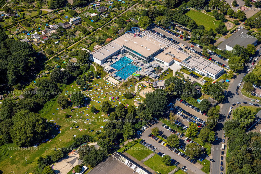 Dinslaken240803279Freibad | Luftbild, DINamare - das stadtwerkebad, Freibad mit Wasserrutsche und Hallenbad mit Variodach und Schiebetüren, Badegäste im Schwimmbecken und auf der Liegewiese, Bruch, Dinslaken, Ruhrgebiet, Nordrhein-Westfalen, Deutschland