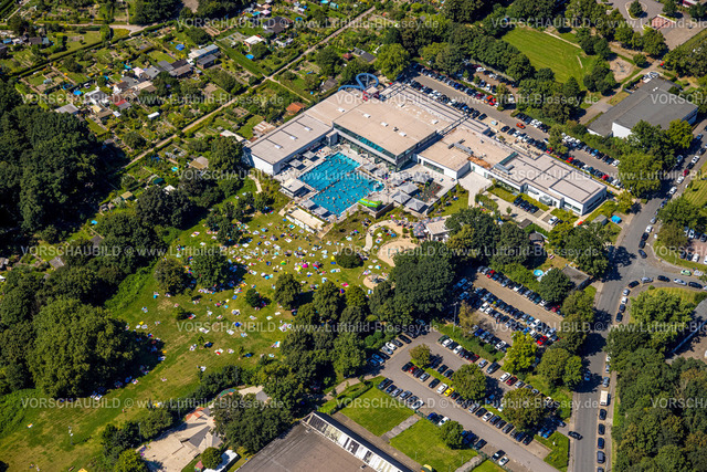 Dinslaken240803279Freibad | Luftbild, DINamare - das stadtwerkebad, Freibad mit Wasserrutsche und Hallenbad mit Variodach und Schiebetüren, Badegäste im Schwimmbecken und auf der Liegewiese, Bruch, Dinslaken, Ruhrgebiet, Nordrhein-Westfalen, Deutschland