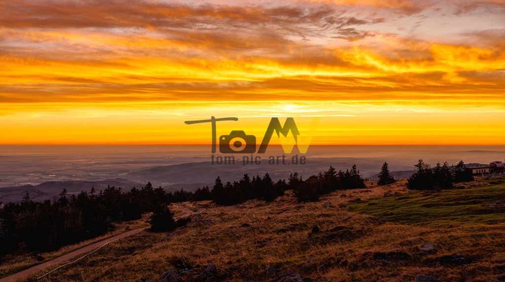 Grandioser Sonnenaufgang auf dem Brocken---Harz---Panorama | Eines der seltenen und klaren, sehr schönen Sonnenaufgänge auf dem Brocken. Ein einmaliges Naturschauspiel. - Realisiert mit Pictrs.com