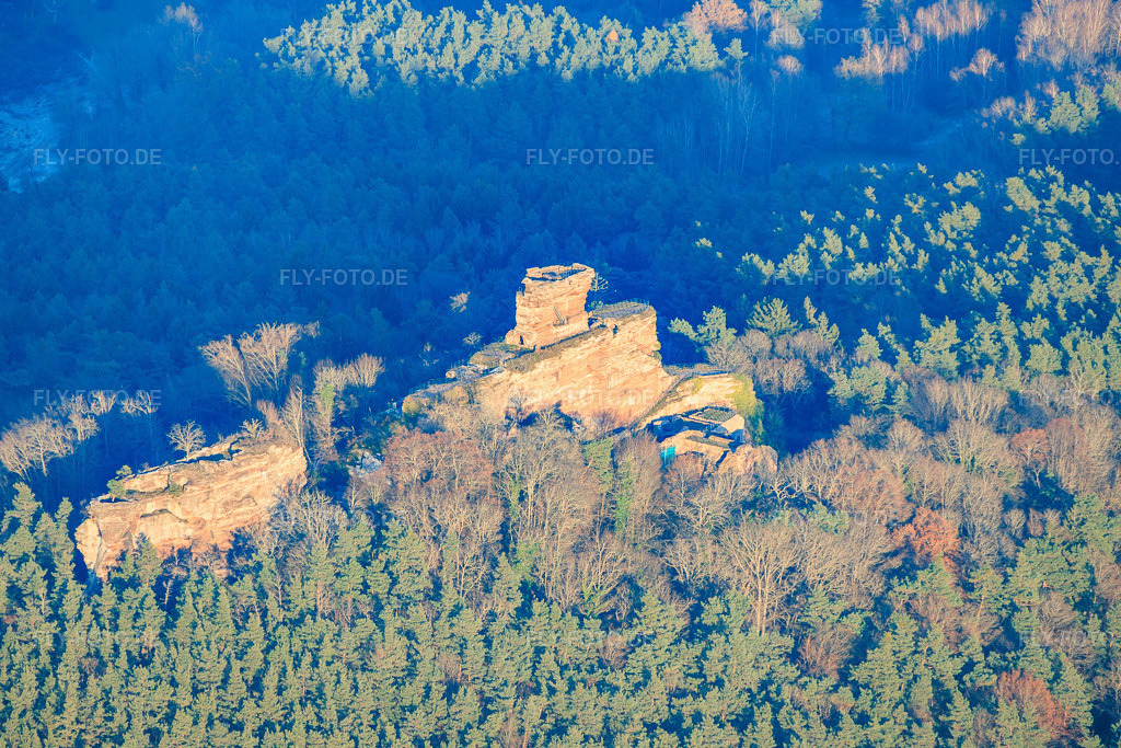 Luftbild: Burgruine Drachenfels im Abendlicht in Busenberg im Bundesland Rheinland-Pfalz in Deutschland. Foto: IMG_151766.jpg vom 22.11.2025 durch Werner Riehm/FLY-FOTO.de