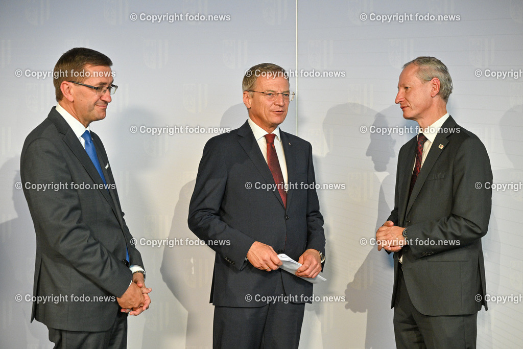 Pressekonferenz_ Land Ooe_  Oesterreichs erstes KI-Zertifizierungszentrum startet in Ooe_ 27.07.2023-27 | 27.07.2023, OK Mediendeck Linz, AUT, Pressekonferenz Stelzer,Achleitner,Haas,Manz - Oesterreichs erstes KI-Zertifizierungszentrum startet in Ooe, TUEV Austria und Software Competence Center Hagenberg eroeffnen gemeinsamen KI-Test- und Qualifizierungshub, im Bild LR Markus Achleitner (VP), LH Thomas Stelzer (VP), Stefan Haas (CEO TUEV Austria)