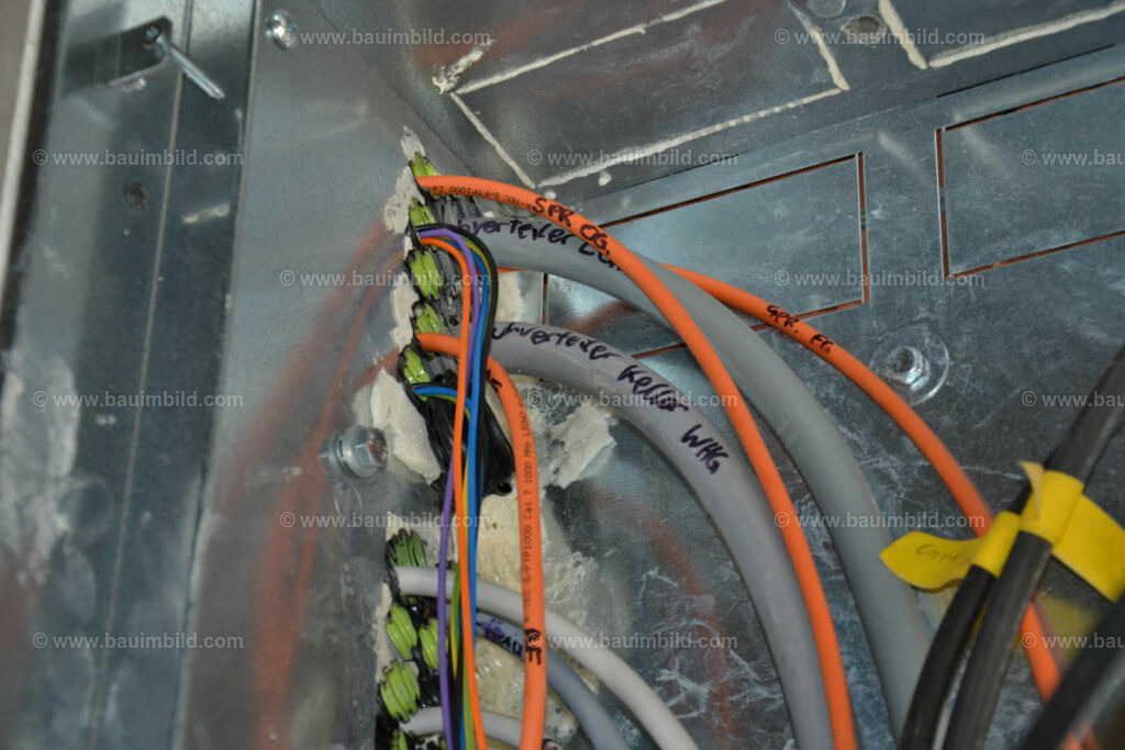 bib-lg17-elektroinstallation-0224 | Nach LV-Leistungsgruppen sortierte Detailfotos über den Bau eines Hauses. Alle Hausbau-Bilder direkt vom Urheber und Autor der Website Haus-Selber-Bauen.com