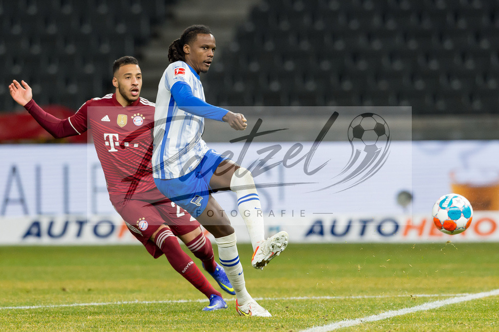 BSCFCB20220123_316 | Fussball, Herren: Corentin Tolisso (FC Bayern Muenchen) und Dedryck Boyata (Hertha BSC) im Zweikampf bei dem Spiel der 1. Bundesliga zwischen Hertha BSC und FC Bayern Muenchen im Olypiastadion am 23.01.2022 in Berlin, Deutschland.DFB / DFL REGULATIONS PROHIBIT ANY USE OF PHOTOGRAPHS AS IMAGE SEQUENCES AND/OR QUASI-VIDEO. - Realisiert mit Pictrs.com
