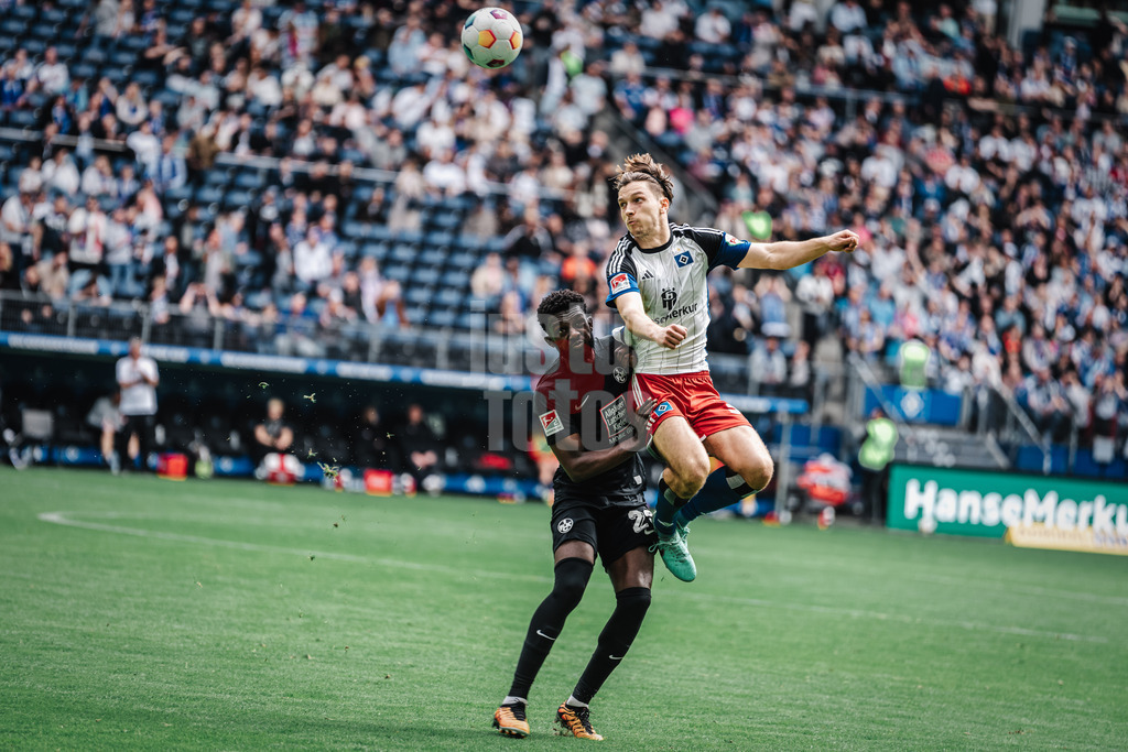 Fußball | Männer | Saison 2023/2024 | 2. Fußball-Bundesliga | 28. Spieltag | Hamburger SV vs. 1. FC Kaiserslautern | 06.04.2024 | Noah Katterbach (#33, HSV) in der Luft gegen Richmond Tachie (#29, 1. FC Kaiserslautern)