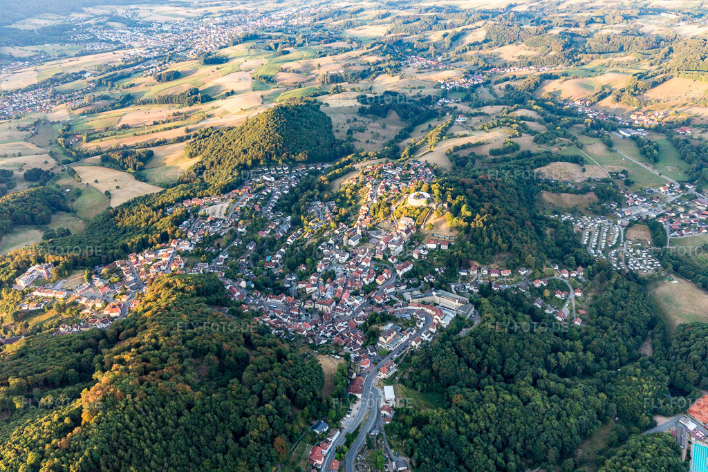 Luftbild: der von Bergen umgebenen Tallandschaft in Lindenfels im Bundesland Hessen in Deutschland. Foto: IMG_109438.jpg vom 31.07.2018 durch Werner Riehm/FLY-FOTO.de