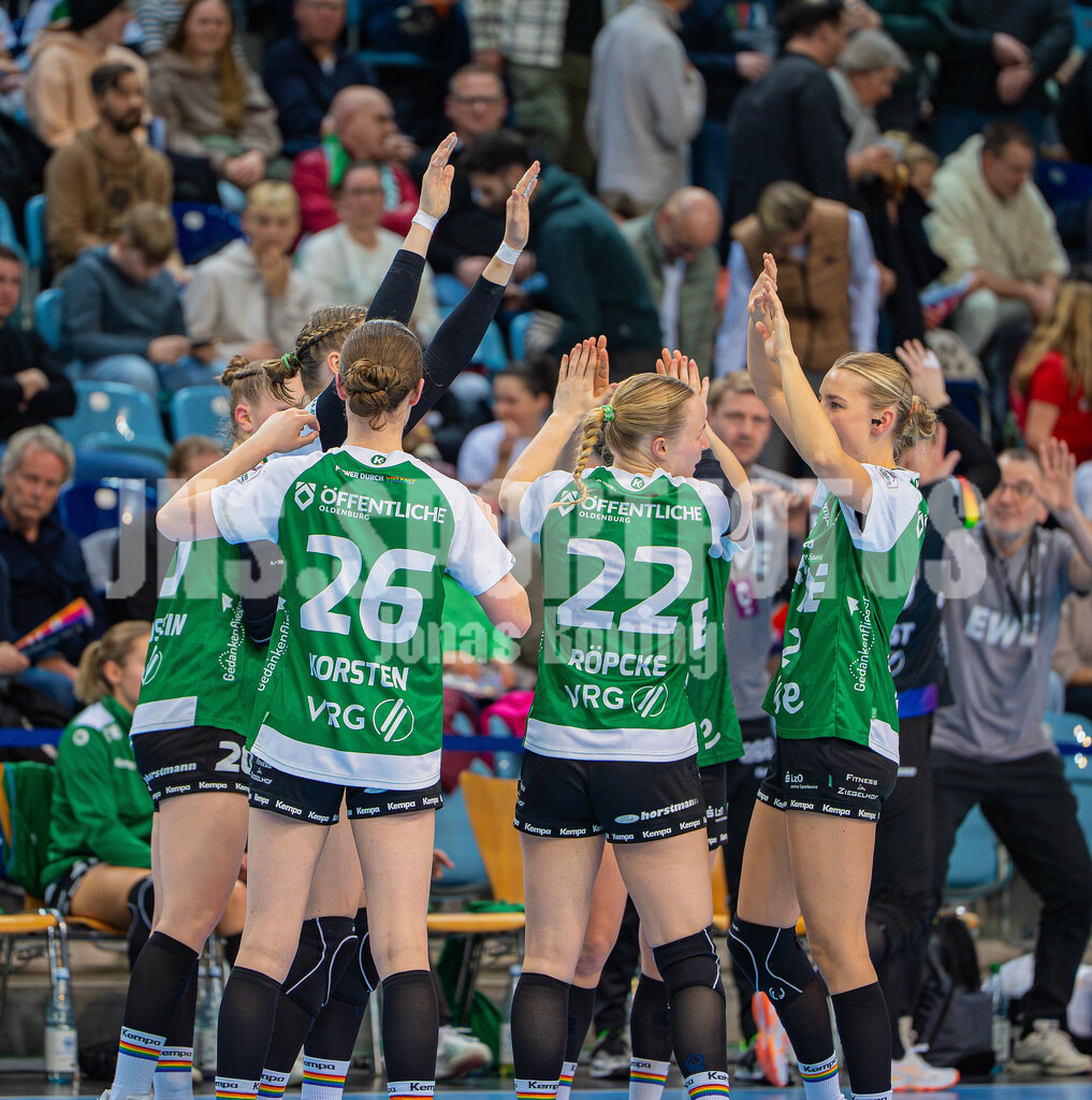 Handball I Frauen I Saison 2025-2026 I 1. HBF I 15. Spieltag I VFL Oldenburg - SV Union Halle-Neustadt 0066 | Pam Korsten (26, VfL Oldenburg), Lotta Röpcke (22, VfL Oldenburg) - Realisiert mit Pictrs.com