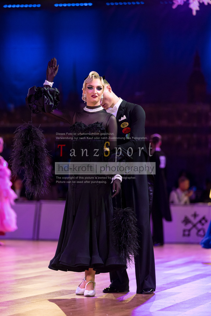 20241215_WDSF_Int_Open_Std-Riga-9234 | Tanzsportbilder, Standardtanz, Lateintanz, WDSF, DTV, LTVB, dancecomp, goc, hessen tanzt, blaues band der spree, walzer, tango, wiener walzer, slowfox, quickstepp, samba, rumba, cha-cha-cha, paso doble. jive, hd-kroft photography, turniertanzsport