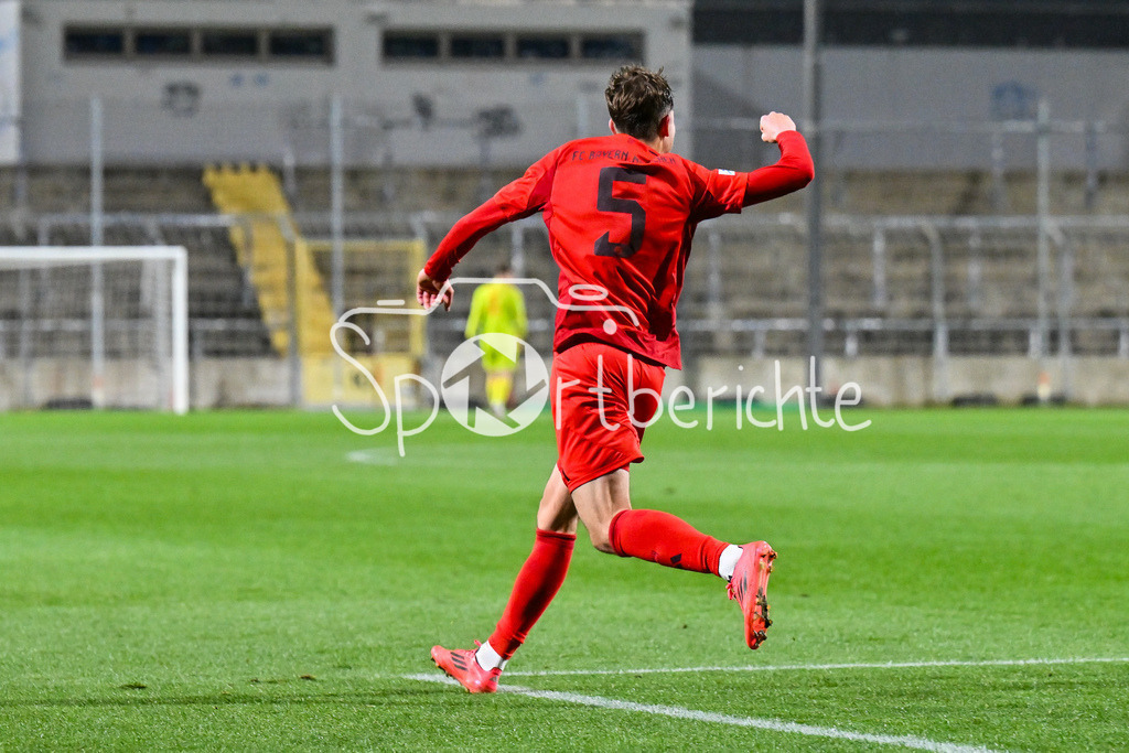 FC Bayern Amateure - FC Augsburg II | Jubel der kleinen Bayern nach dem Treffer zum 1-1 durch Gabriel MARUSIC (FC Bayern München II #5) / Tor / Torschuetze / Freude / Happy / Regionalliga Bayern: FC Bayern Muenchen II - FC Augsburg II, Gruenwalder Stadion am 14.03.2025