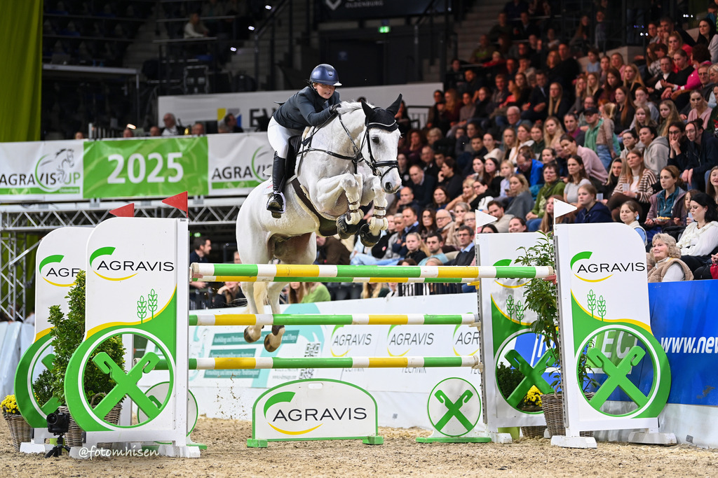 011125-18z-055 | Foto Mhisen Pferdefotografie#, Reitturnier Frankfurt#  #Dressur und Springen
#Profi Pferdefotograf Reitturnier Fotograf 
#Sport Horses Photographer 
#equestrain photographer - Realisiert mit Pictrs.com